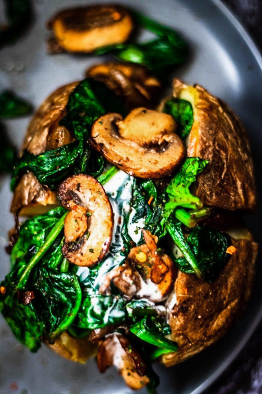 Vegan baked potato with spinach & mushrooms